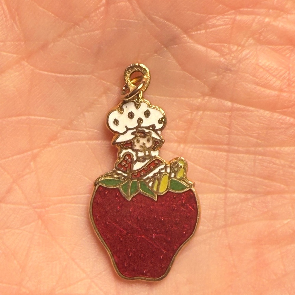 Charming Strawberry Shortcake Pendant‎
